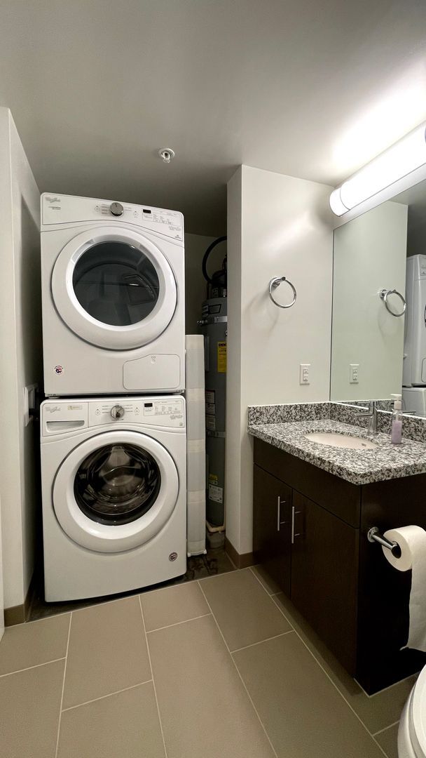 Building Photo - Unbeatable location in Kakaako/Ward Village areas -  2 Bed 2 Bath 1 Parking