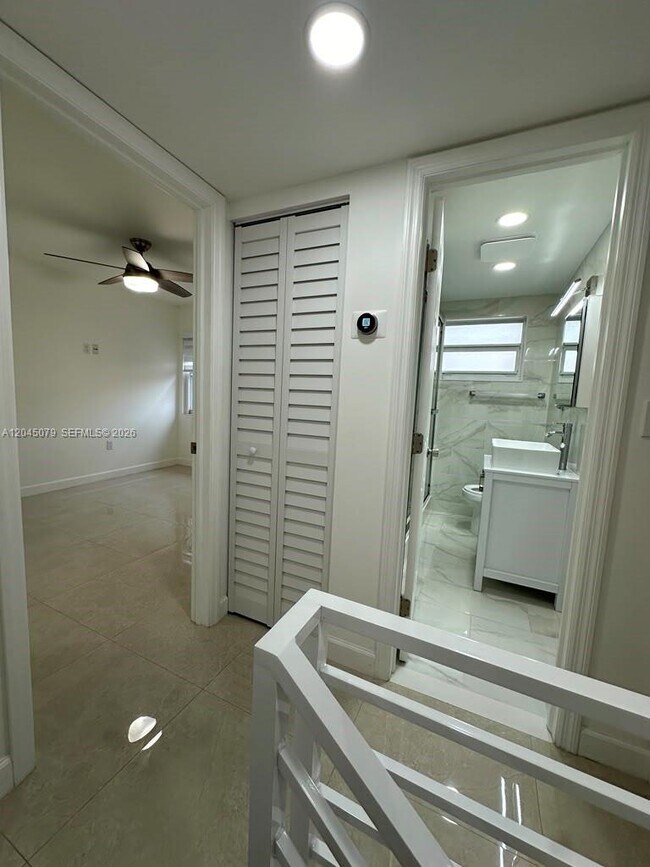 Building Photo - 1560 W 46th St