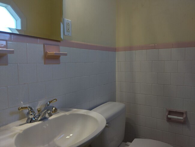 Building Photo - 13 Bosch Ln