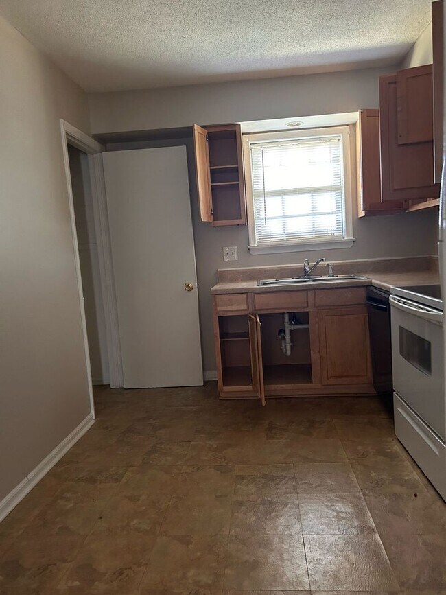 Building Photo - MOVE IN SPECIAL!!-Available 1 Bedroom Apar...