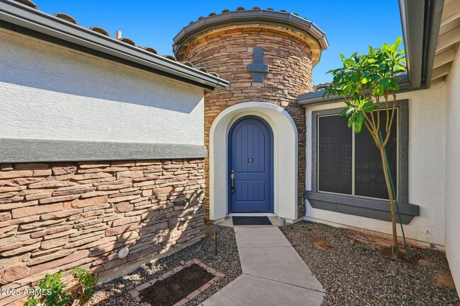 Building Photo - 10915 E Rafael Ave