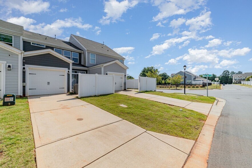 Building Photo - 4990 David Cox Rd