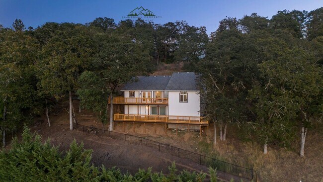Building Photo - 4 bedroom 2.5 bathroom home with Panoramic views!