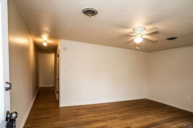 Building Photo - 425 Schuyler St