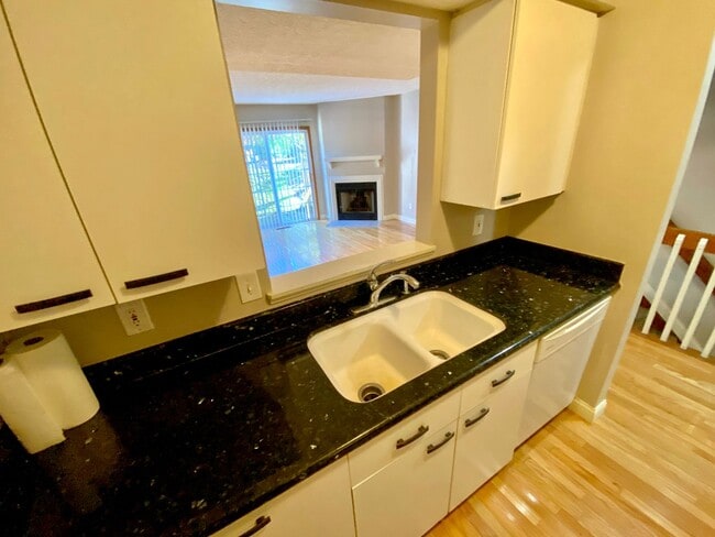 Building Photo - Beautiful Bethel Commons Condo For Rent In Dublin Schools