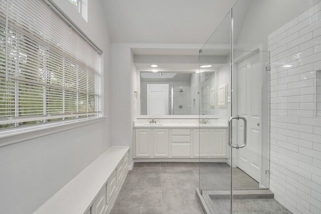 Building Photo - 60 Lakeridge Ct