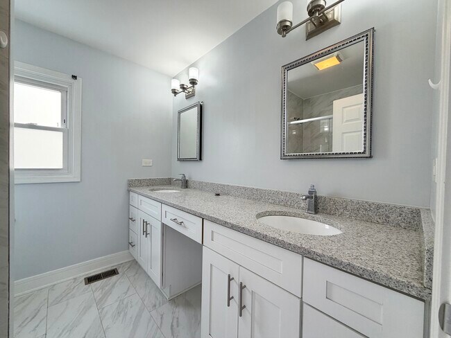 Building Photo - 213 Vintage Ln