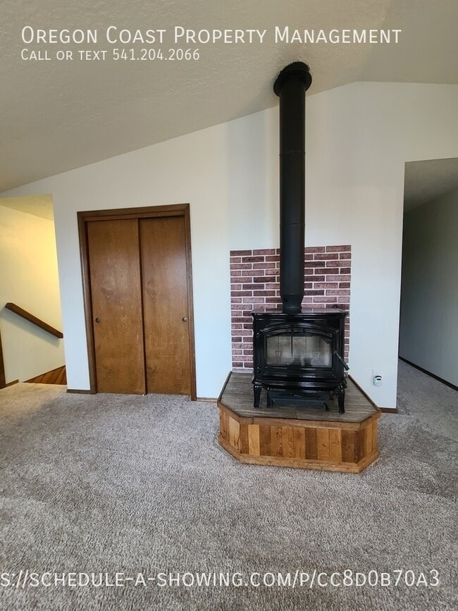 Building Photo - 835 Manzanita Ave