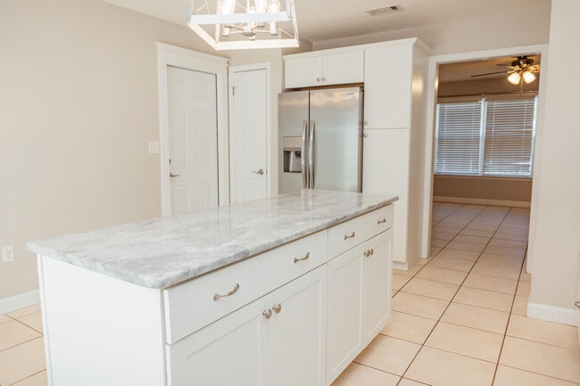 Building Photo - 309 Green Oak Dr