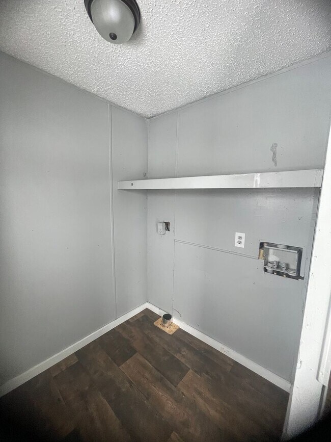 Building Photo - Country living with spacious front and backyard - 3 beds/ 2bath available now