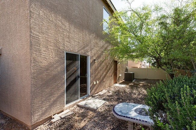 Building Photo - HUGE 5 BEDROOM, 3 BATH 2 STORY HOME IN GATED COMMUNITY NEAR SOUTHERN HIGHLANDS