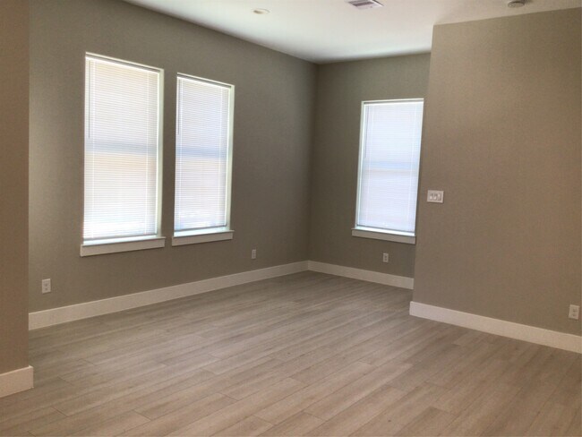 Building Photo - 2109 Marnel Rd