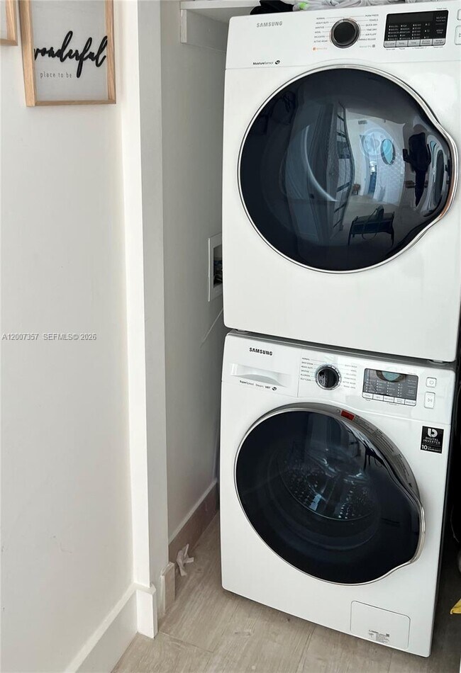 Building Photo - 2475 Brickell Ave