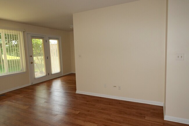 Building Photo - 210 Crestview Dr