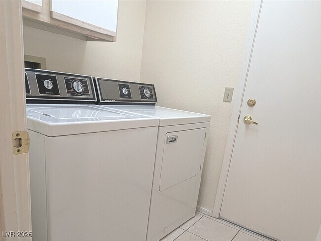 Building Photo - 2756 Showcase Dr