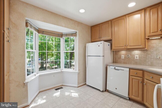 Building Photo - 2391 Hunters Square Ct
