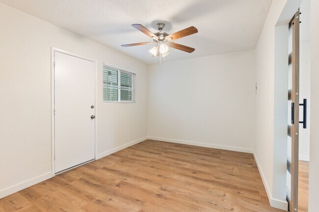Building Photo - Catalina Apartments