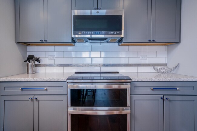 Building Photo - 10 N Pistakee Lake Rd