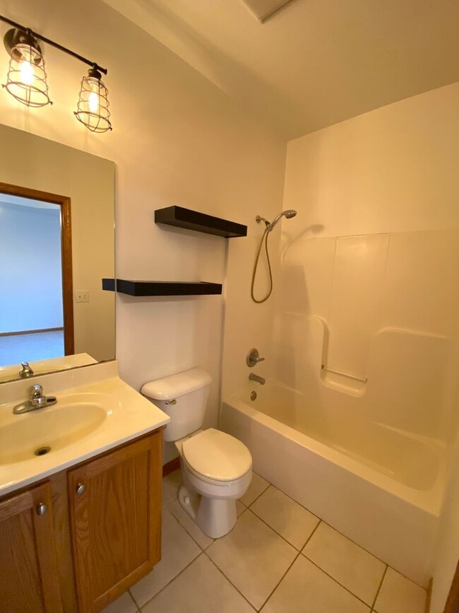 Building Photo - Beautiful 2 Bed, 2 Bath Luxury Condo - Free Month w/13 mo Lease!