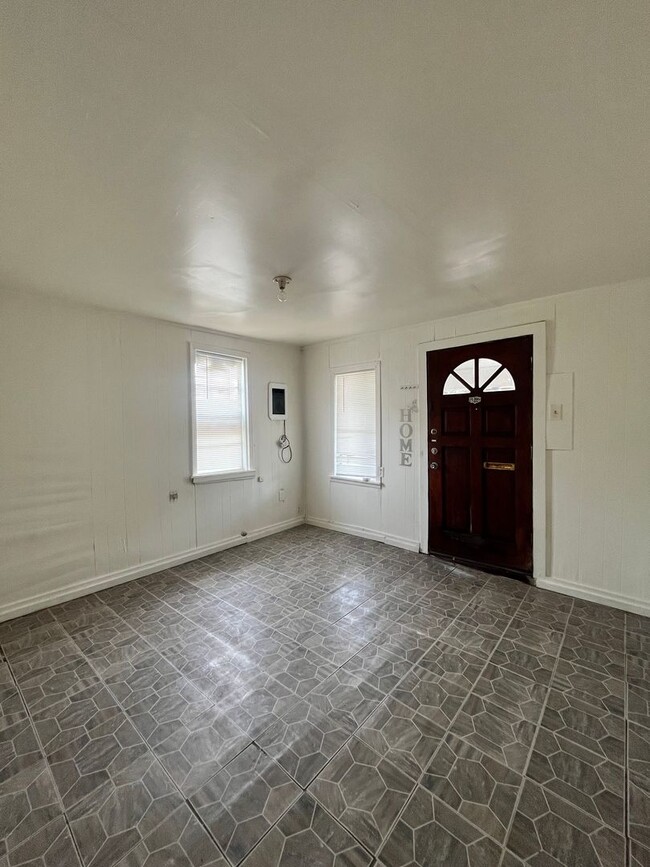 Building Photo - 3 Bedroom / 1 Bath Home Near Downtown