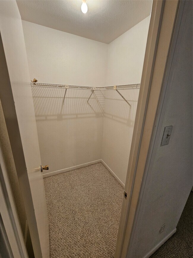 Building Photo - 9800 Pagewood Ln