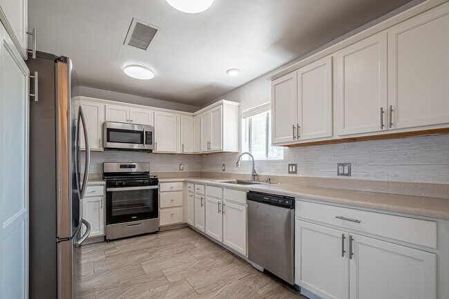 Building Photo - Acreage Property for Rent!!