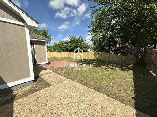 Building Photo - 6016 Rosewind Cir W