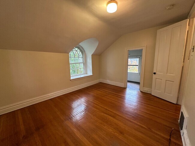 Building Photo - Single Family Heritage Hill Home! Two Bedr...