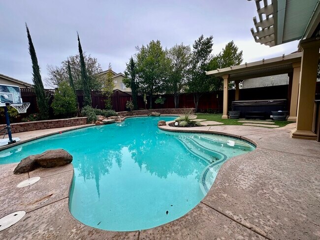 Building Photo - Must See This Beautiful 4 Bedroom 3 Bathro...