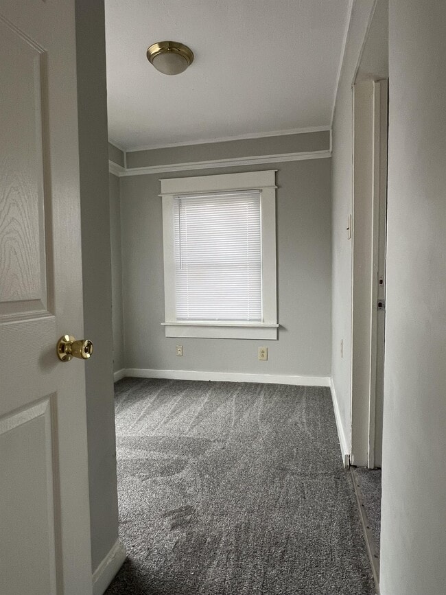 Building Photo - 106 E Main St