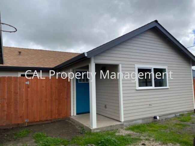 Building Photo - 3 Bed/2 Bath Single Level Home!