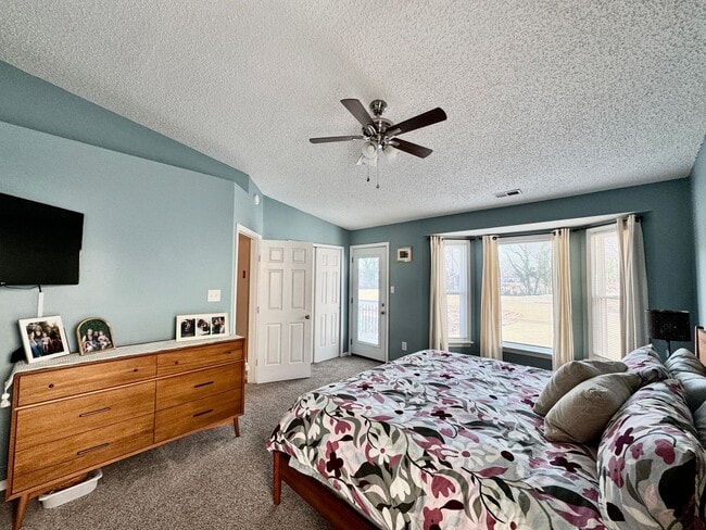 Building Photo - A Fabulous Home w/Water & Golf Course Views Available 05-04-26! Fenced Yard & Dog-Friendly!