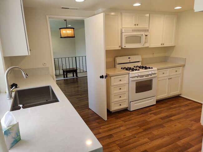 Building Photo - Lovely Thousand Oaks Rental with Expansive Yard and Mountain Views