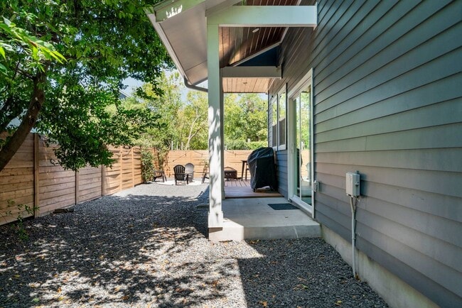Building Photo - 1102 1/2 Tillery Street, Unit 2