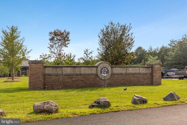 Building Photo - 42706 Chisholm Dr
