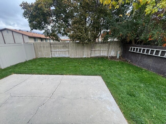 Building Photo - Beautiful Cottonwood Heights Duplex!