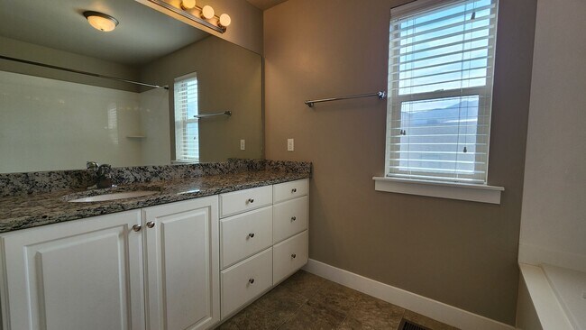 Building Photo - 576 N 220 E