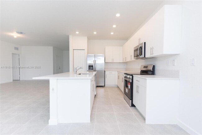 Building Photo - 2636 SE 8th Ct