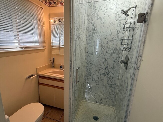 Building Photo - Gorgeous Lake View Winter Rental!