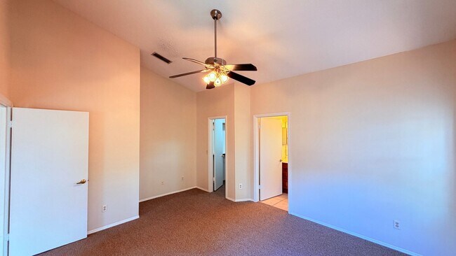 Building Photo - Bright 3/2 Home Near UCF with Vaulted Ceilings & Spacious Backyard!