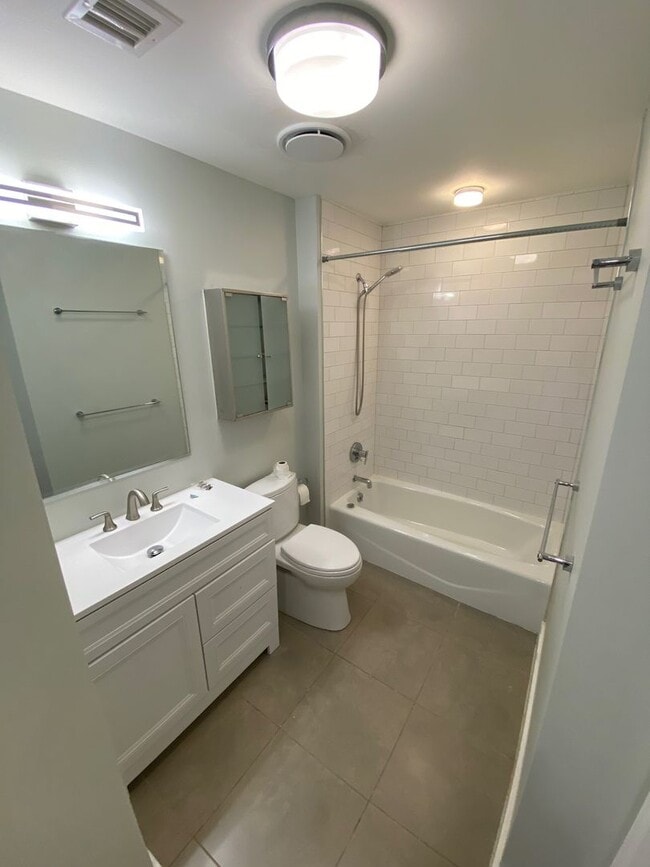 Building Photo - Beautiful updated 2bd/2ba condo in bustlin...