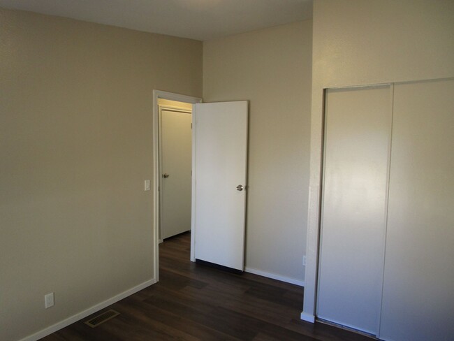 Building Photo - 3 Bedroom, 2 Bathroom Updated Home South o...