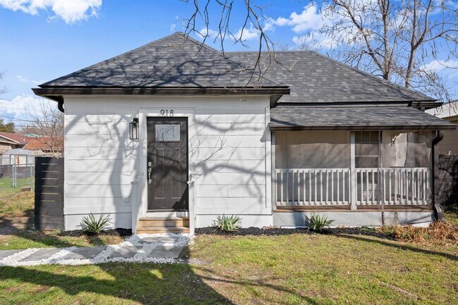 Building Photo - 918 W 3rd St