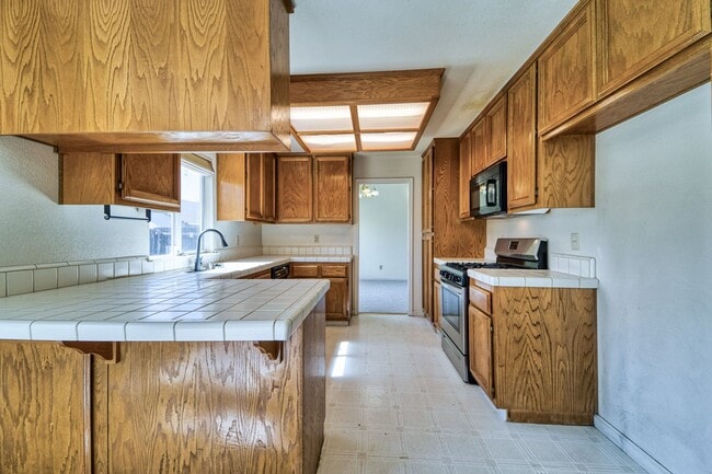 Building Photo - Spacious 4-Bedroom Home Near Happy Park