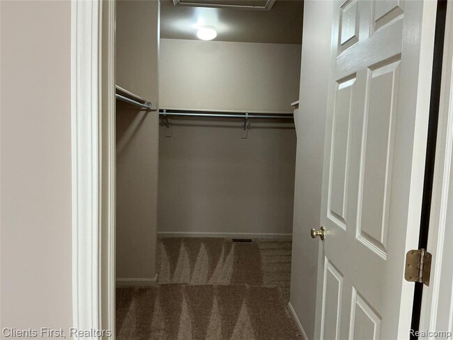 Building Photo - 48161 Nottinghill Ln