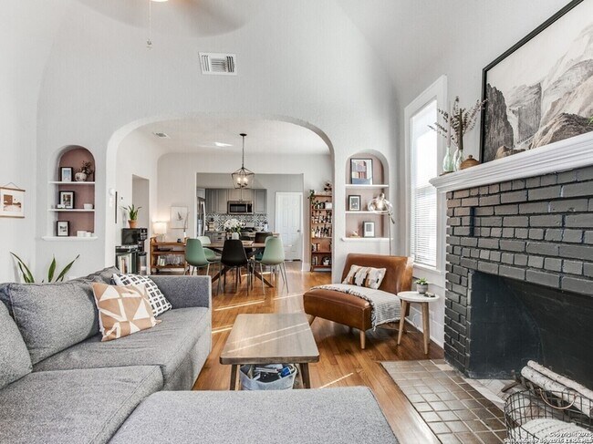 Building Photo - 814 W Gramercy Pl