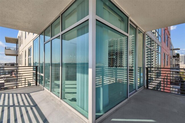 Building Photo - 1208 E Kennedy Blvd