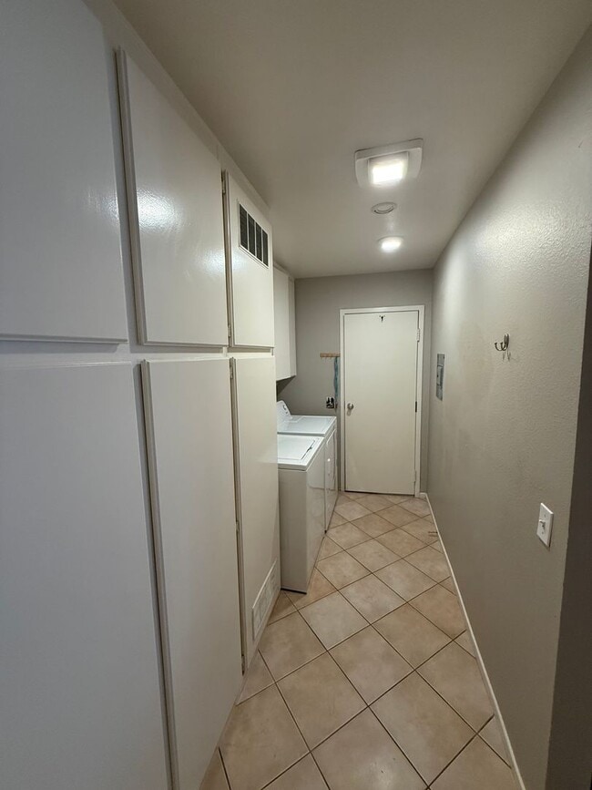 Building Photo - 3 Bedroom, 2.5 Bath Two-Story Townhome in Tierrasanta