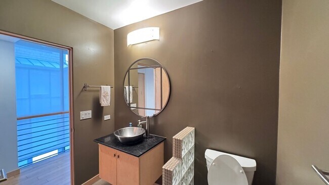 Building Photo - Stunning Townhome in the heart of Encinitas