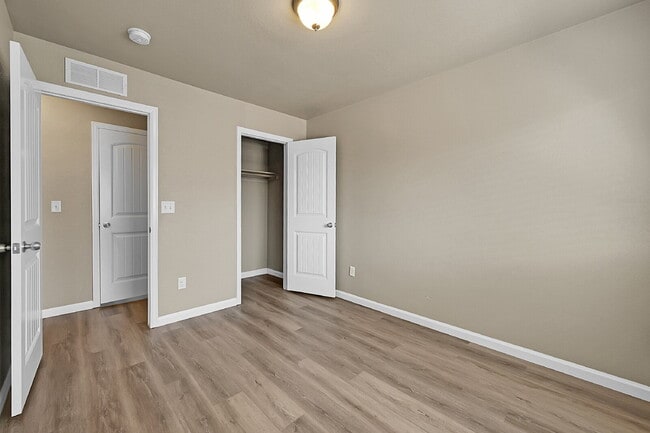 Building Photo - $1,850-3 Bed 3.5 Bath townhome in CO Sprin...